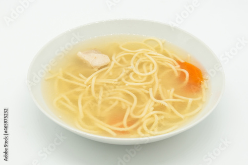 Sopa de pollo con fideos largos