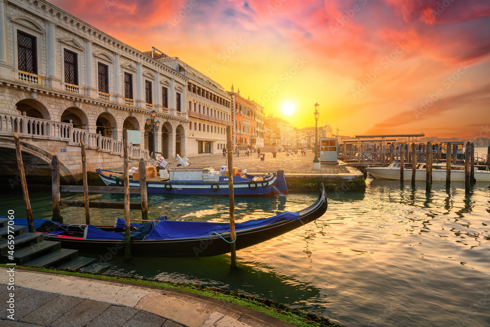 Fototapeta premium Gondola and architecture