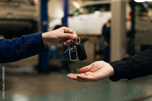 Εκτύπωση καμβά Car key handover, a transport ownership or leasing concept