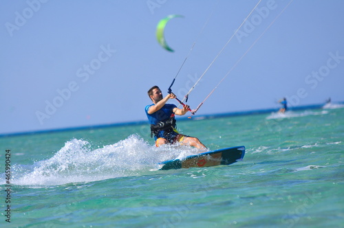 Kitesurfing © Roman