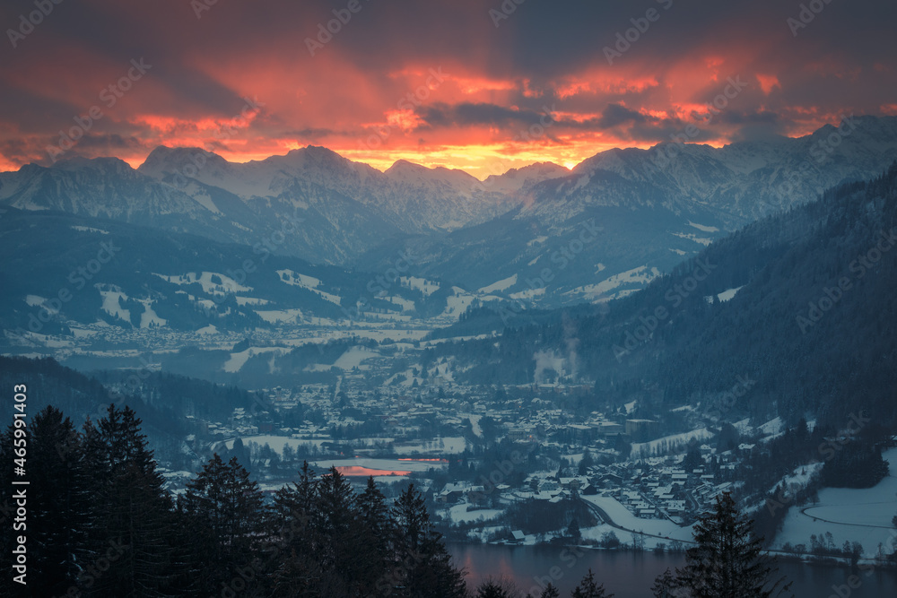 Bergpanorama zum Sonnenaufgang über Immenstadt im Allgäu
