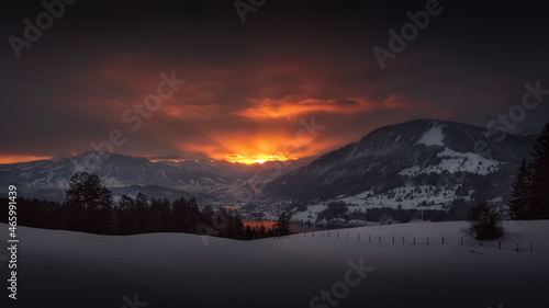 Bergpanorama zum Sonnenaufgang über den großen Alpsee und Immenstadt im Allgäu