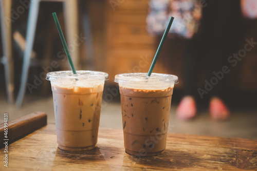 Foto Two plastic take away cups of iced coffee mocha and iced coffee latte