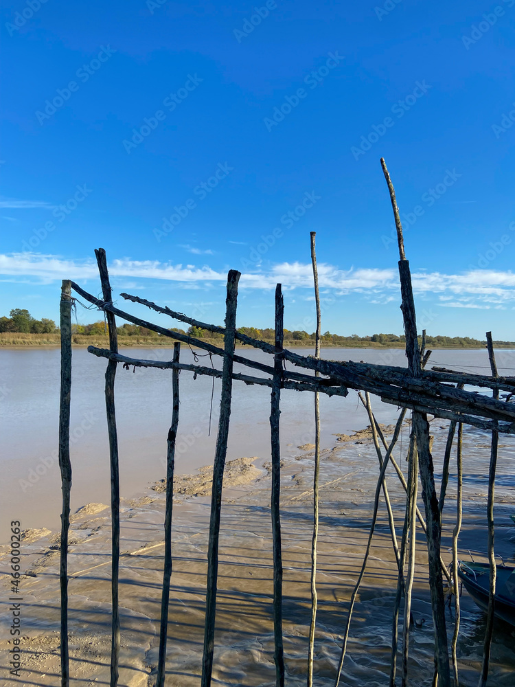 Berge de l’estuaire de la Garonne dans le Médoc en Gironde