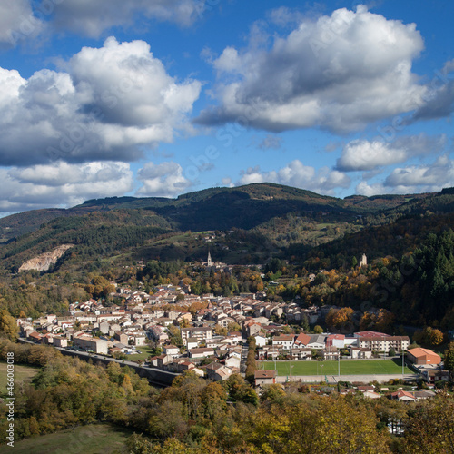 Lamastre, petite commune d'Ardèche, blottie au pied des montagnes