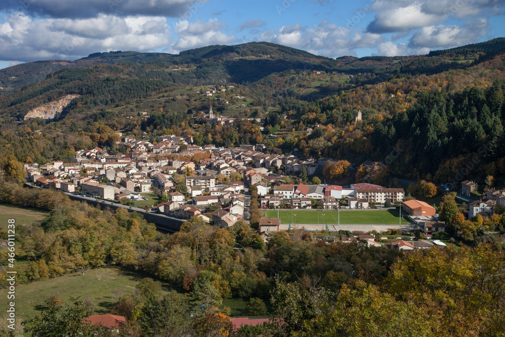 Au pied des monts d'Ardèche, le long de la vallée du Doux, se niche la petite ville de Lamastre lieu touristique de l'Ardèche verte
