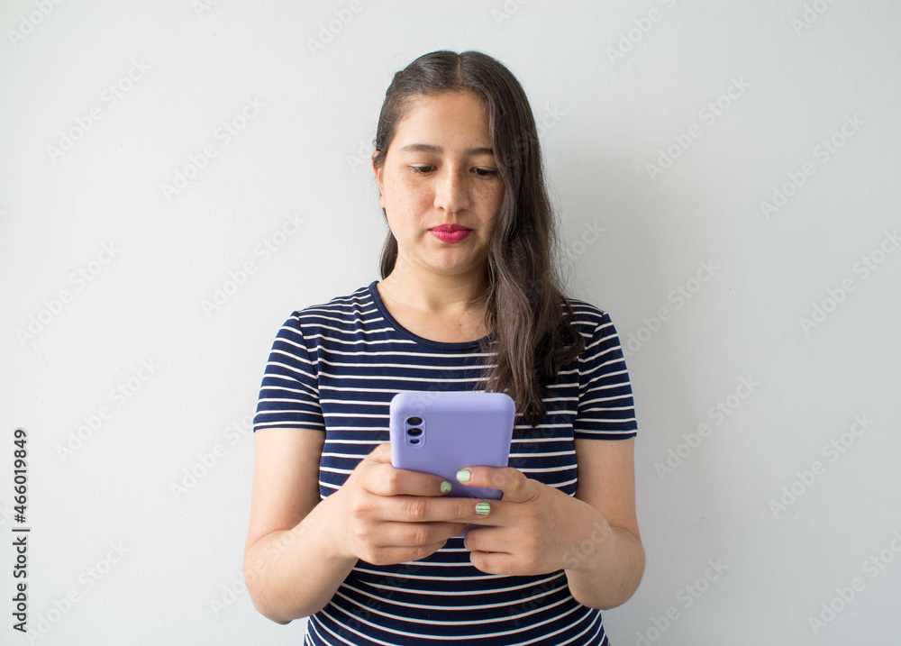 Mujer interactua con su celular. Mujer interactua con su celular.