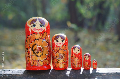 Canvas-taulu Photo of nesting dolls standing in one row. Close-up.