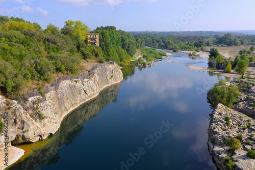Plongée sur les eaux bleues du Gardon depuis le Pont du Gard à Vers-Pont-du-Gard (30210), département du Gard en région Occitanie, France