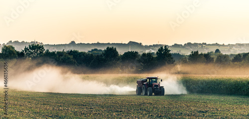 Traktor am Feld Sonnenuntergang düngen Panorama