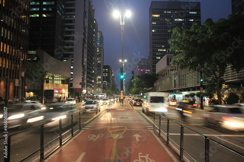 avenida paulista em São Paulo, brasil, com carros ao entardecer em baixa velocidade photo