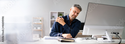 Fotografia Posture Fatigue Shoulder Pain. Mature Man