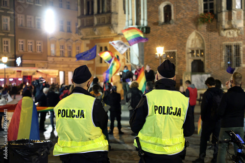 Zgromadzenie publiczne spontaniczne LGBTQ we Wrocławiu zabezpieczane przez policję polską.