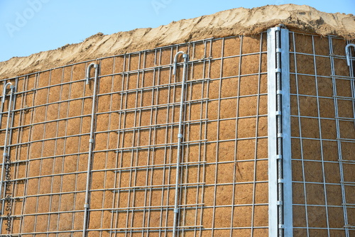 Errichtung/Aufbau eines Lärmschutzwalls in zur Stabilisierung mit Jute-Geotextil ausgekleideter Stahlkäfig-Innenkonstruktion und Verfüllung des Innenkäfigs mit Erdreich als Schallschutz  photo