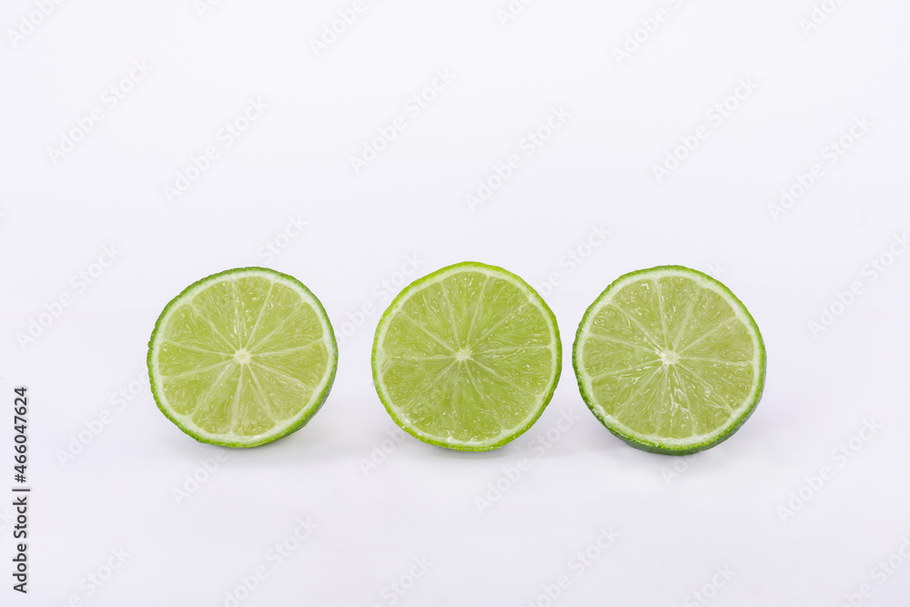 Três metades de limão em um fundo branco.