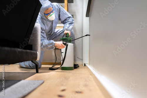 Obraz na plátně Pest Control Exterminator Man Spraying Termite Pesticide