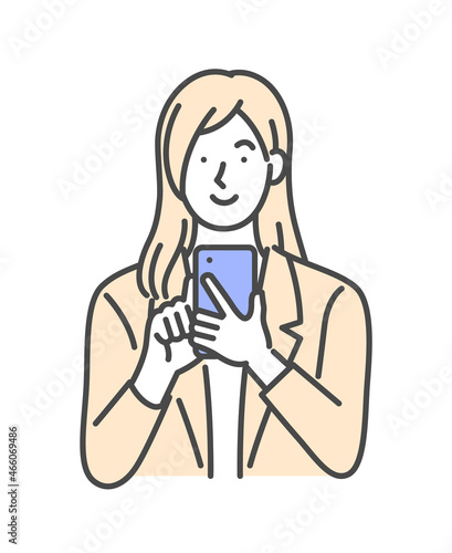 スマホを操作するスーツ女性