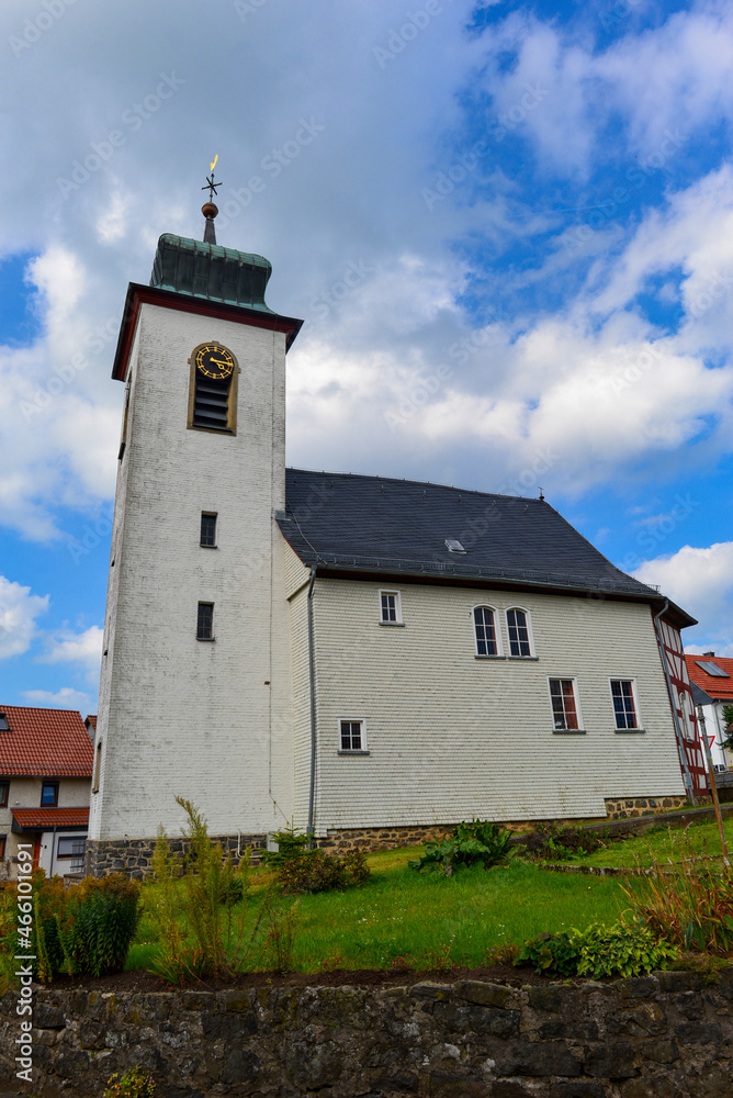 Naklejka premium Kirche Breungeshain im Stadtteil von Schotten im Vogelsbergkreis / Hessen