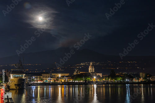 Panorama notturno dell'Etna dal mare di Riposto