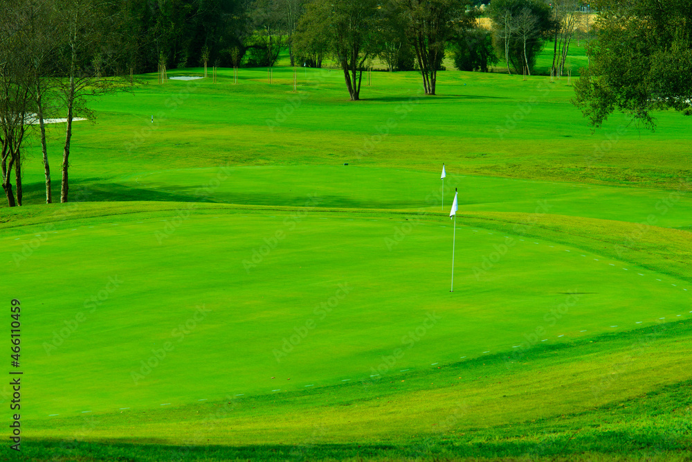 Obraz premium the white flags that indicate the victory of a good game of golf