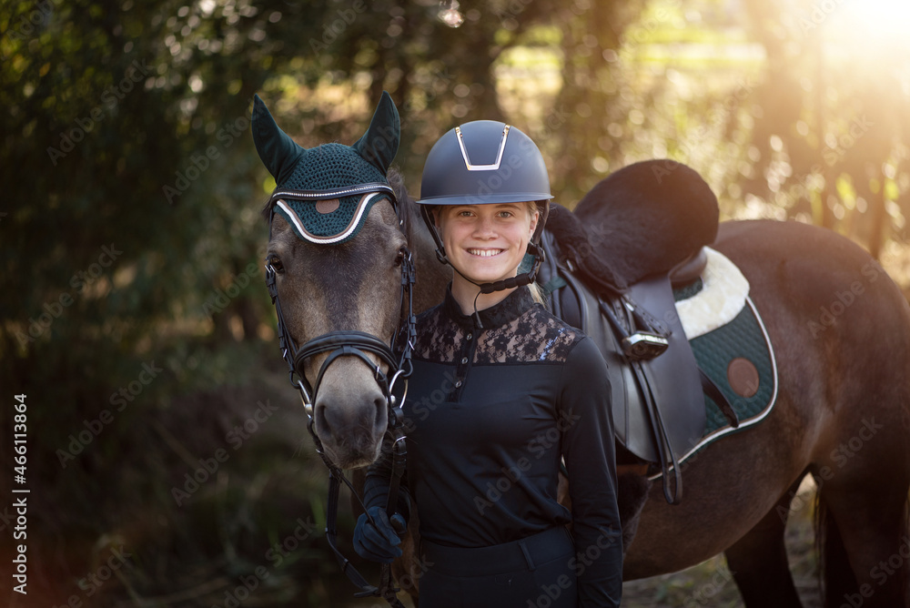 Reiterin mit Pferd/Pony Reiterin mit Pferd/Pony