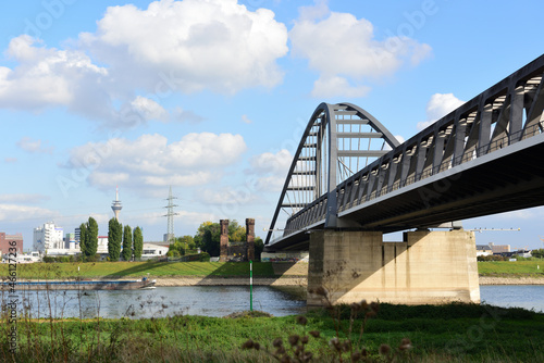 Hammer Eisenbahnbrücke über rhein von düsseldorf und neuss, deutschland  © Eduard Shelesnjak