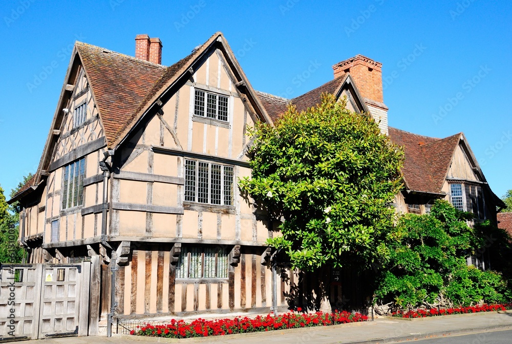 16th century half-timbered "Hall's Croft" once owned by William Shakespeare's daughter, Susanna Hall in Stratford-upon-Avon, Warwickshire, England, UK - obrazy, fototapety, plakaty 