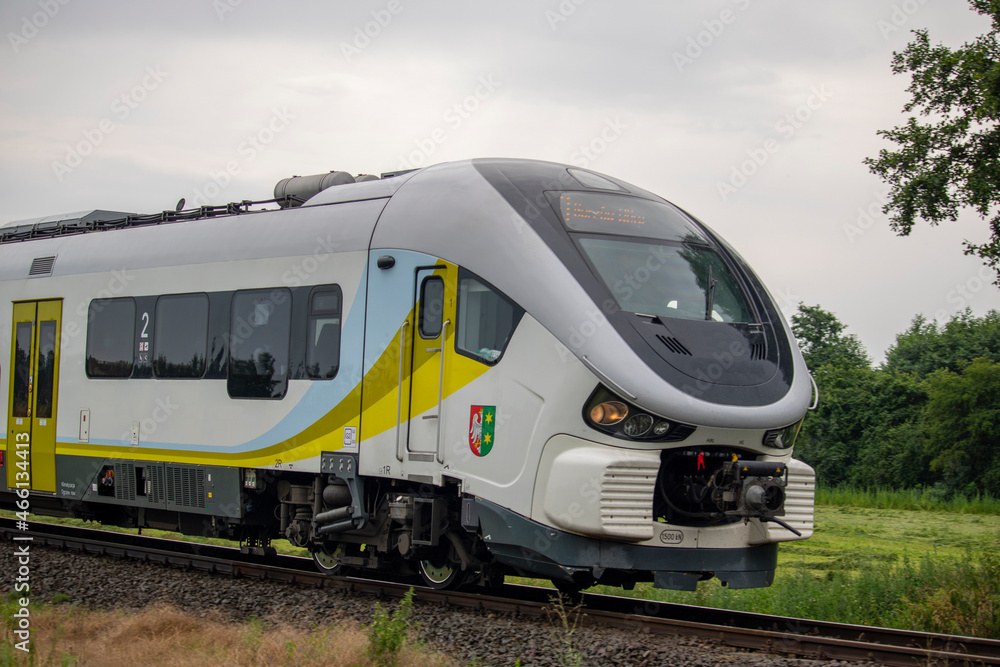 Szynobus w pędzie z bliska Szynobus w pędzie z bliska
