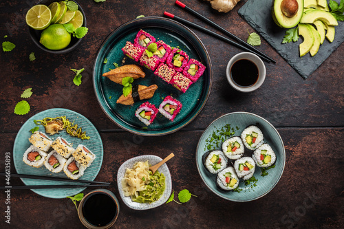 Leckere Auswahl an Sushi zum Genießen auf einem hölzernen Hintergrund.