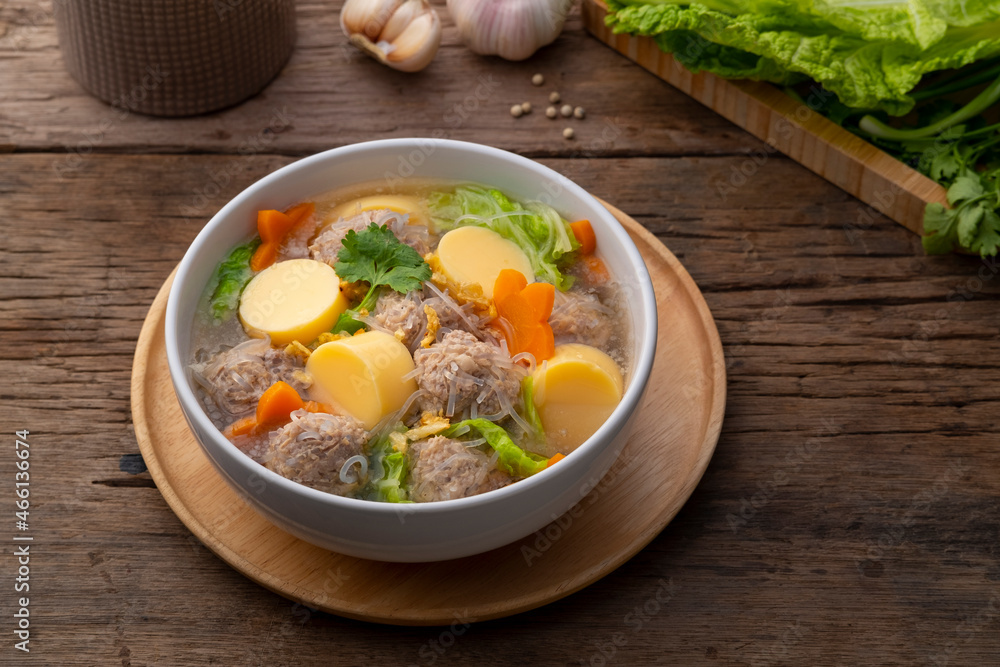 Clear Soup with Glass Noodle (Transparent bean vermicelli) and Asian Meatball and egg tofu (Gaeng Jued Woon Sen) Clear Soup with Glass Noodle (Transparent bean vermicelli) and Asian Meatball and egg tofu (Gaeng Jued Woon Sen)