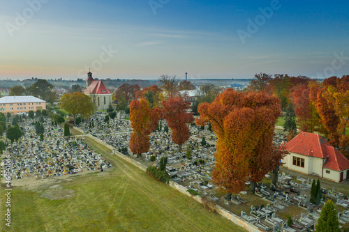 Cmentarz w prowincjonalnym miasteczku jesienią. Widok z drona.