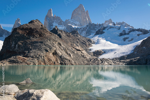 Fototapeta Naklejka Na Ścianę i Meble -  laguna esmeralda el calten nieve glaciar