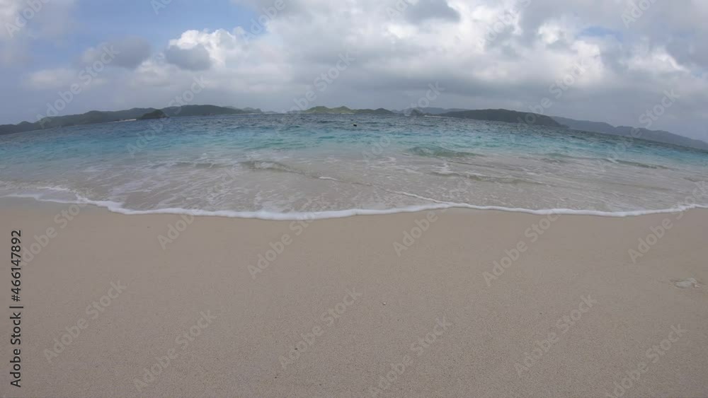 夏の終わりの少し晴れた北浜ビーチから見える安室島の風景 夏の終わりの少し晴れた北浜ビーチから見える安室島の風景