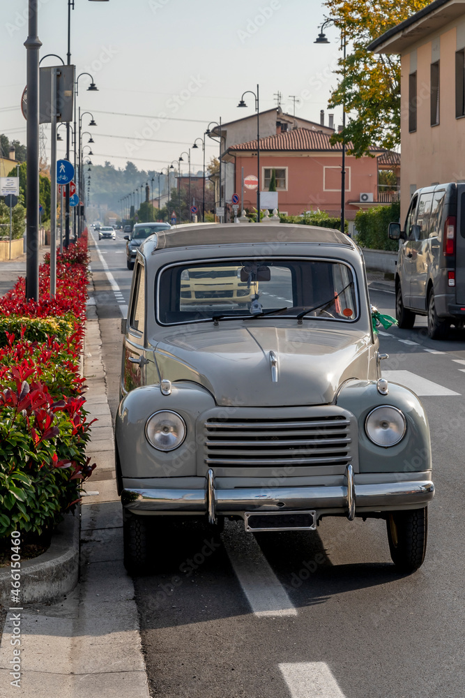 Φωτογραφία An antique Italian Fiat 500 Topolino Giardinetta car, parked along a city street