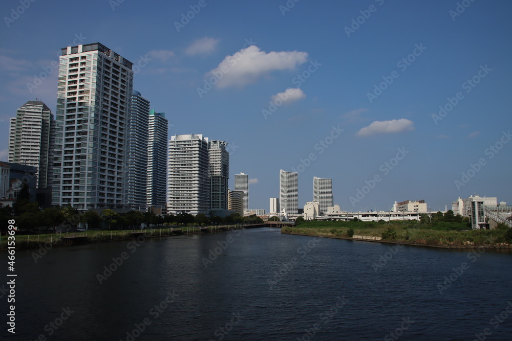 横浜ポートサイドのビルと川と青空