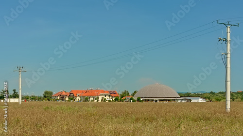 Foto Big hotel and restaurant in strange modernist seventies style in the Romanian co