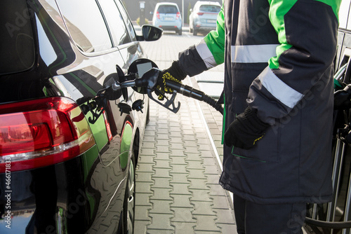 Obraz na płótnie A gas station employee fills a car at a gas station w salonie