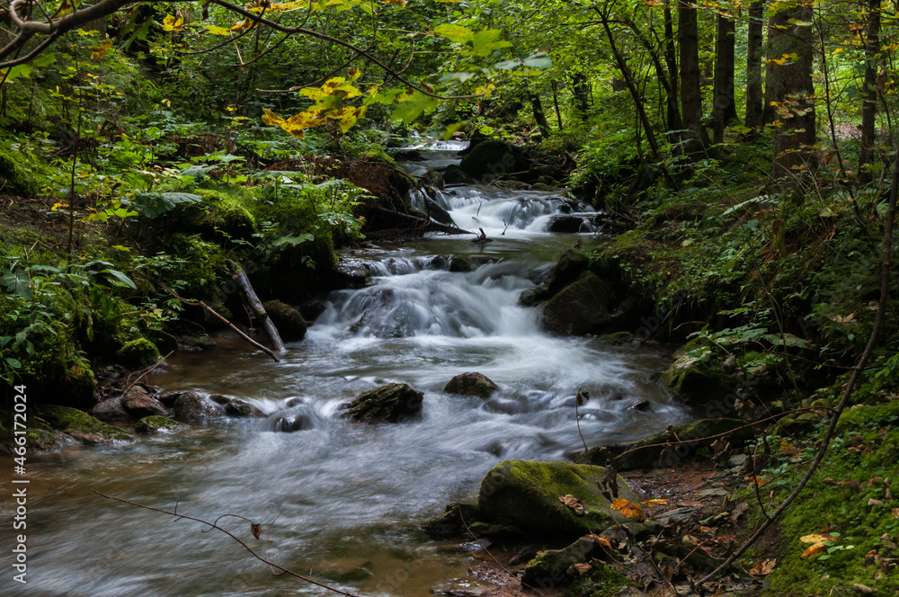 Kleiner Wasserfall in der Steiermark mit weichgezeichnetem Wasser Kleiner Wasserfall in der Steiermark mit weichgezeichnetem Wasser