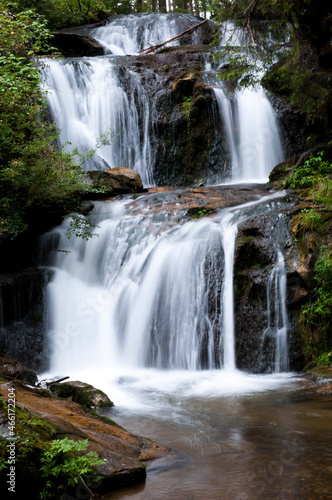 Kleiner Wasserfall in der Steiermark mit weichgezeichnetem Wasser