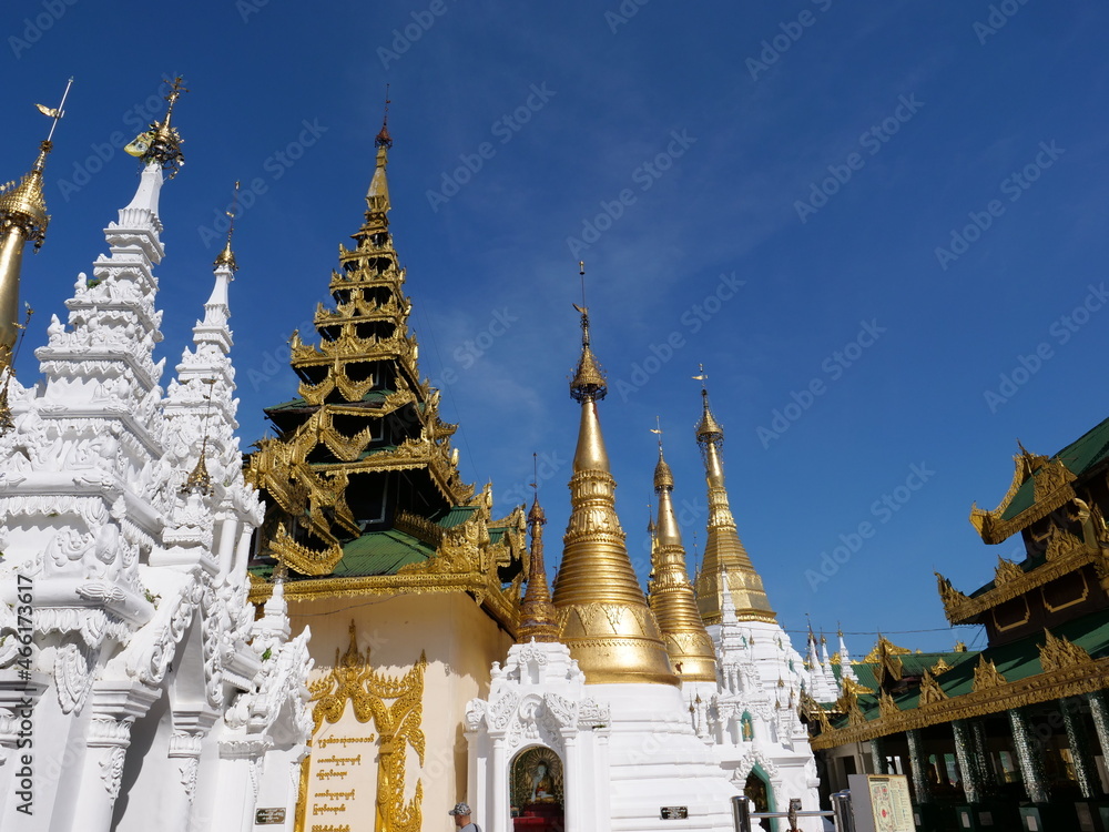 Fototapeta premium Yangon, Myanmar - november 2019: Shwedagon Pagoda, the most sacred Buddhist pagoda and religious site in Yangon, Myanmar (Burma)