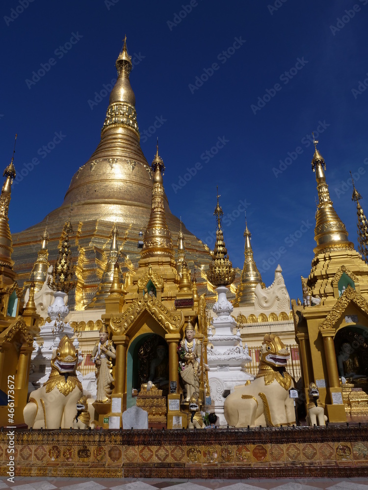 Fototapeta premium Yangon, Myanmar - november 2019: Shwedagon Pagoda, the most sacred Buddhist pagoda and religious site in Yangon, Myanmar (Burma)