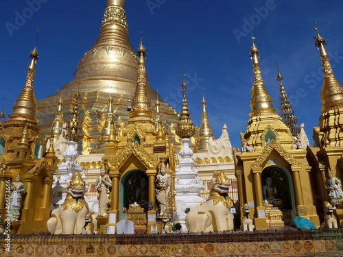 Yangon, Myanmar - november 2019: Shwedagon Pagoda, the most sacred Buddhist pagoda and religious site in Yangon, Myanmar (Burma) © Aleksandra