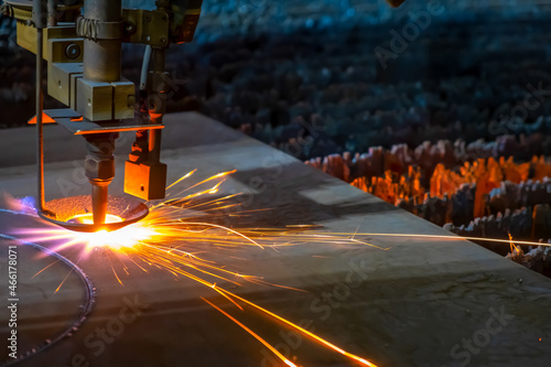 Gas cutting of sheet steel on a machine with numerical control. Splashes of molten metal.