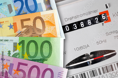 Euro Geldscheine und Nebenkosten für Energie photo