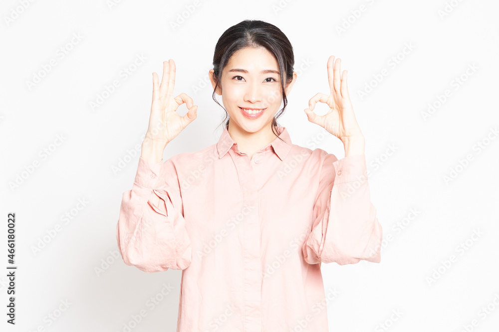 OKのジェスチャーをする女性