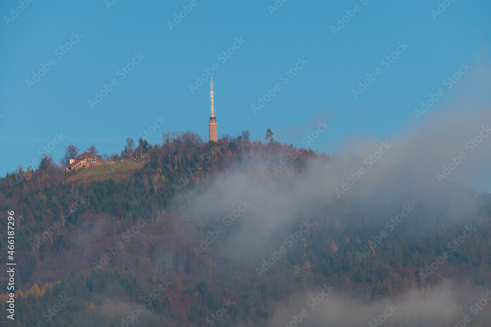 Fototapeta premium Der Berg Merkur mit Turm in Baden-Baden im Herbst Nebel