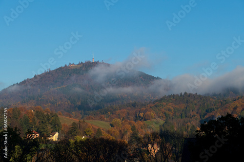 Fotografiet Der Berg Merkur mit Turm in Baden-Baden im Herbst Nebel