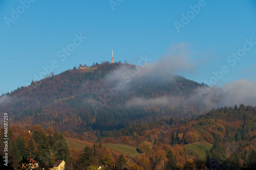 Canvastavla Der Berg Merkur mit Turm in Baden-Baden im Herbst Nebel
