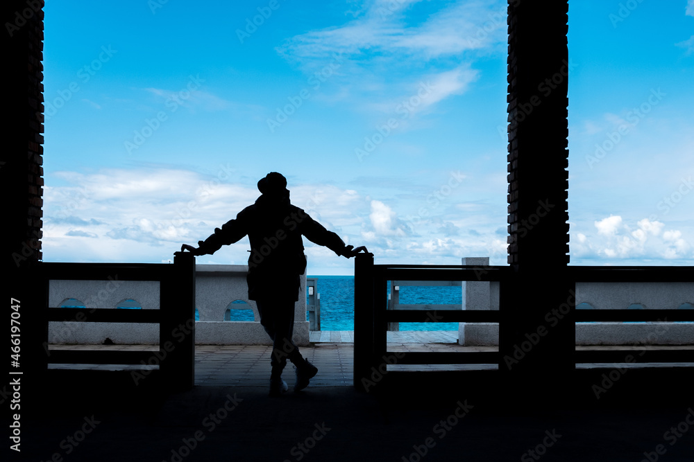 Fototapeta premium silhouette of a man who crossed his legs against the background of a seascape. structures man and the sea