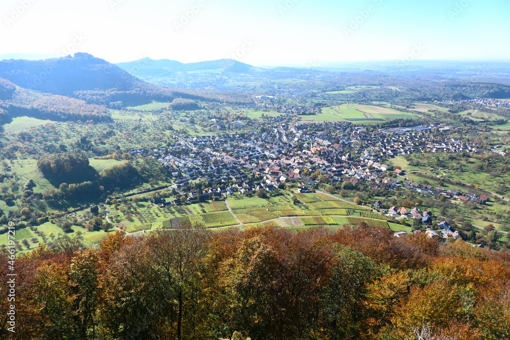 Ausblick vom Beurener Fels mit Burg Hohenneuffen 